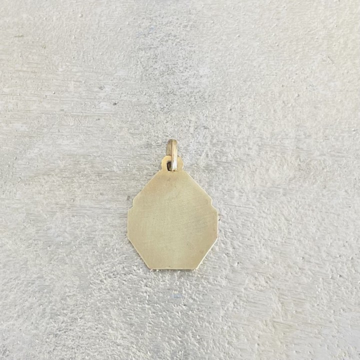 Très jolie médaille plaqué or, un  bijoux religieux époque Art Déco.