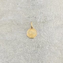Médaille ronde du petit ange en acier doré inoxydable.