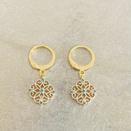 Les Créoles Gloria, boucles d'oreilles aux jolies arabesques portugaises.