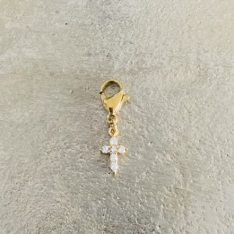 Breloque croix plaqué or et strass.