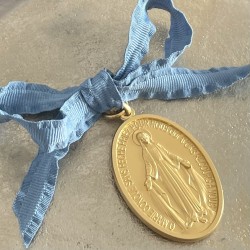 Médaillon médaille miraculeuse à suspendre, ruban bleu céleste et anneau.