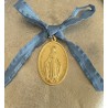 Médaillon médaille miraculeuse à suspendre, ruban bleu céleste et anneau.