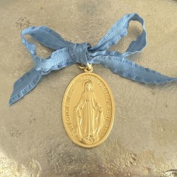 Médaillon médaille miraculeuse à suspendre, ruban bleu céleste et anneau.