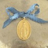 Médaillon médaille miraculeuse à suspendre, ruban bleu céleste et anneau.