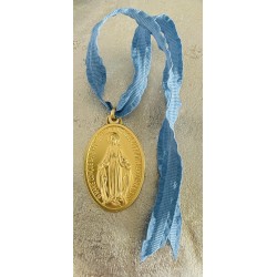 Médaillon médaille miraculeuse à suspendre, ruban bleu céleste et anneau.