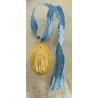 Médaillon médaille miraculeuse à suspendre, ruban bleu céleste et anneau.