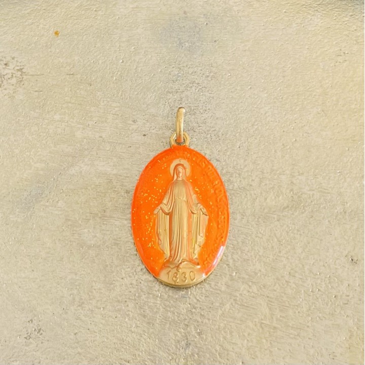 Médaille miraculeuse orange fluo.