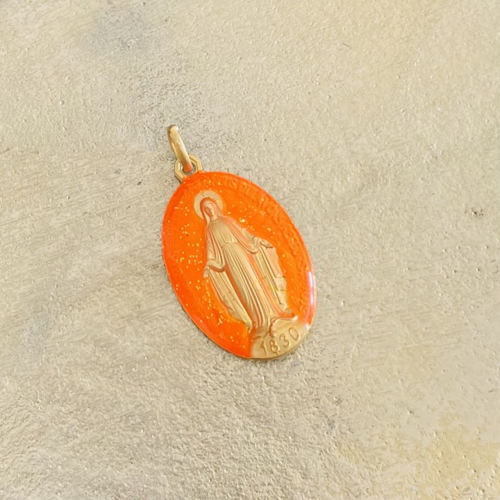 Médaille miraculeuse orange fluo.