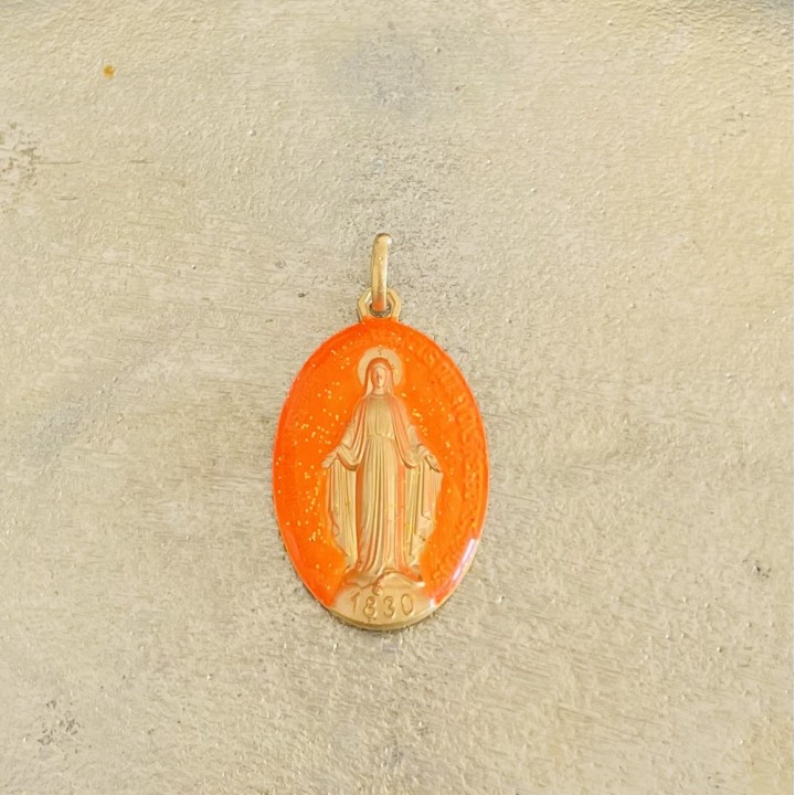 Médaille miraculeuse orange fluo.