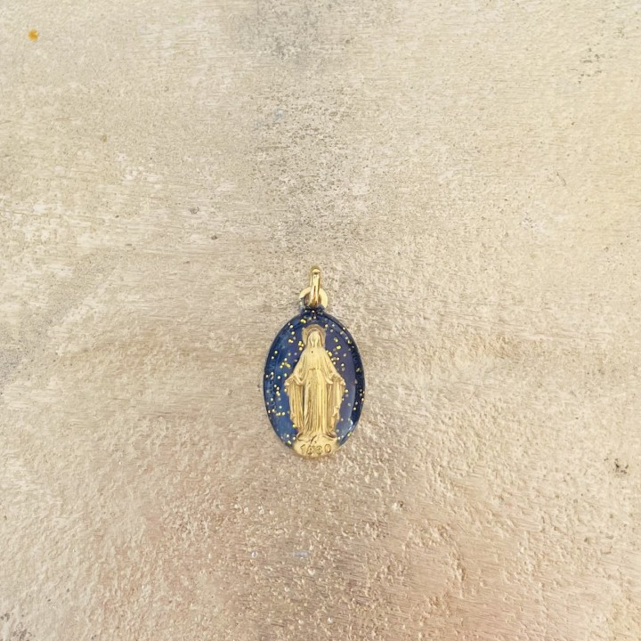 Médaille miraculeuse pailletée or , fond bleu marine.