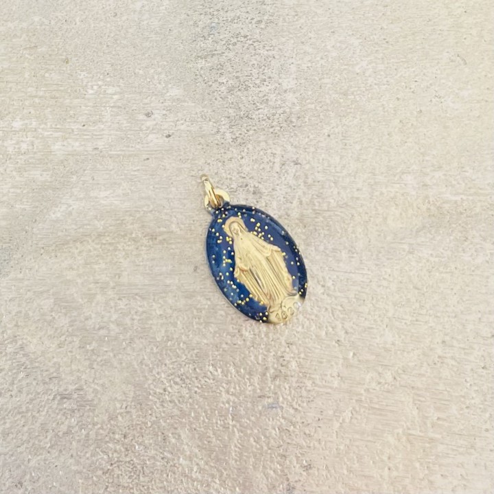 Médaille miraculeuse pailletée or , fond bleu marine.