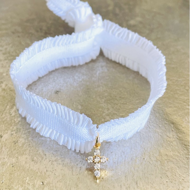 Bracelet froufrou blanc et jolie croix strass.