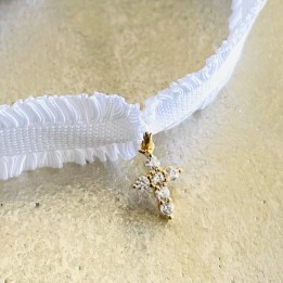Bracelet froufrou blanc et jolie croix strass.