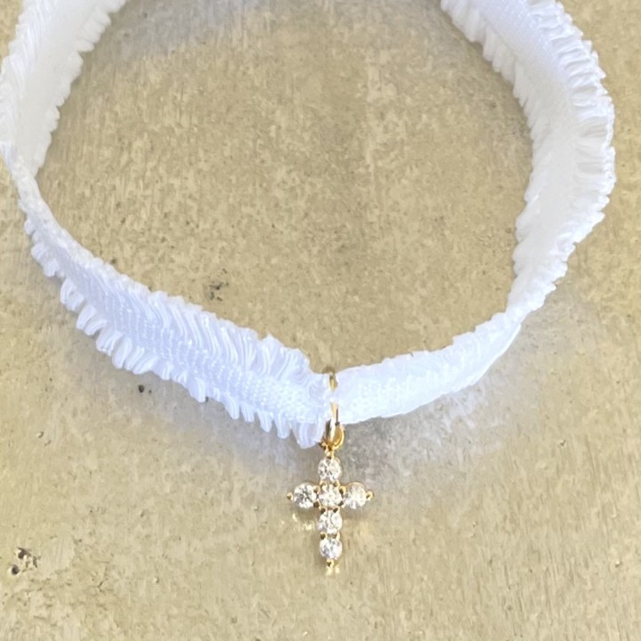 Bracelet froufrou blanc et jolie croix strass.