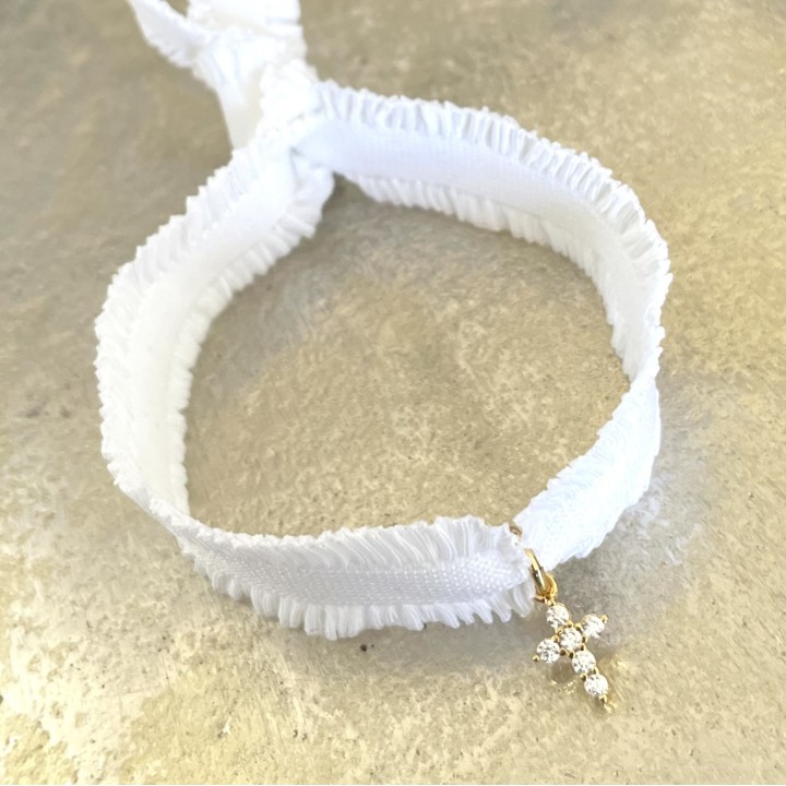 Bracelet froufrou blanc et jolie croix strass.