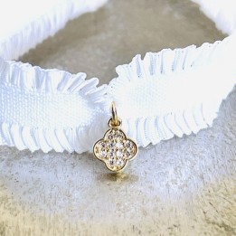 Bracelet froufrou blanc et jolie croix strass.