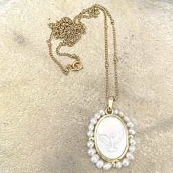 Médaille du Saint Esprit serti de perles d'eau douce.