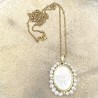 Médaille du Saint Esprit serti de perles d'eau douce.