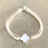 Bracelet coulissant Croix tréflée blanche.