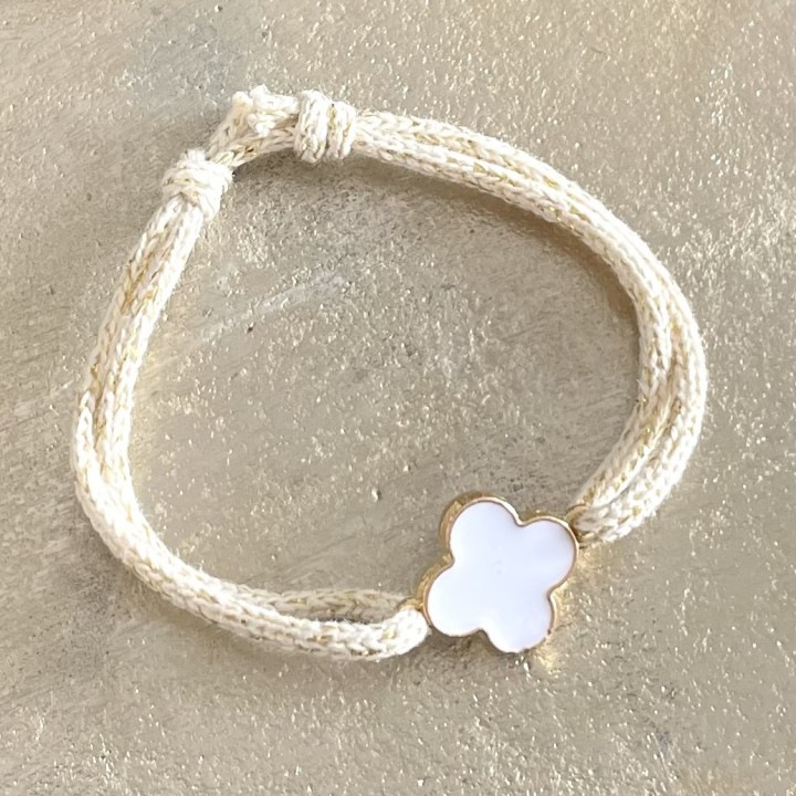 Bracelet coulissant Croix tréflée blanche.