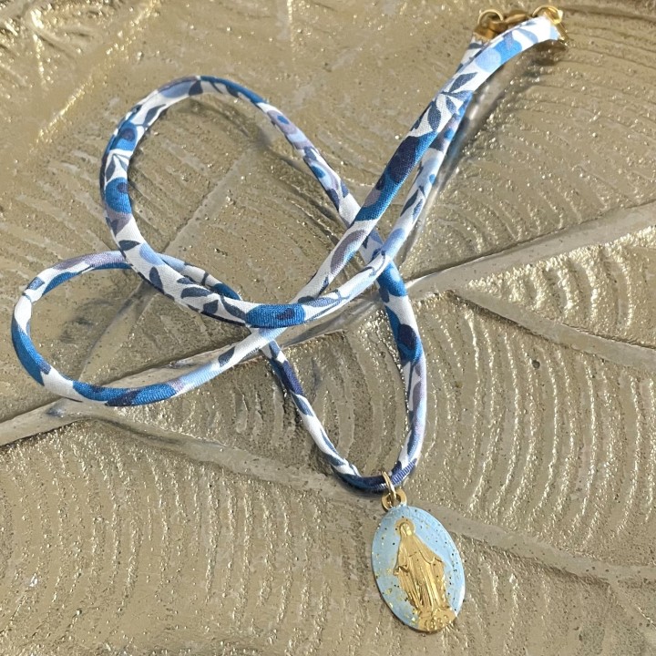 Collier avec cordon Liberty et jolie médaille miraculeuse de couleurs.