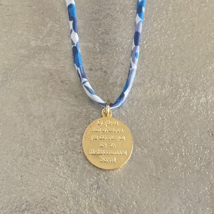 Pendentif Liberty et médaille miraculeuse.