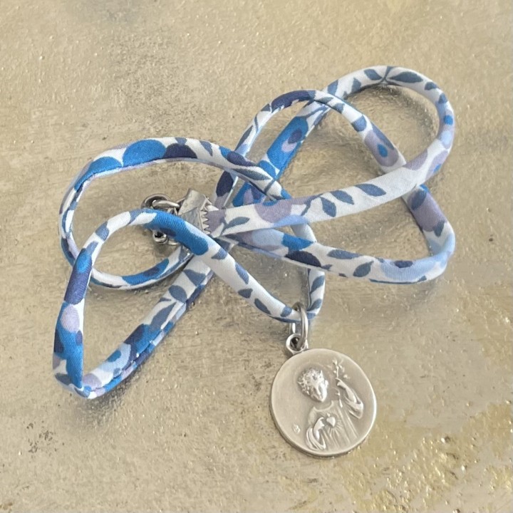 Pendentif Liberty et médaille miraculeuse.