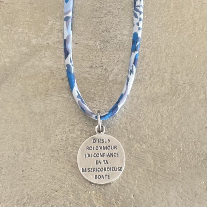 Pendentif Liberty et médaille miraculeuse.