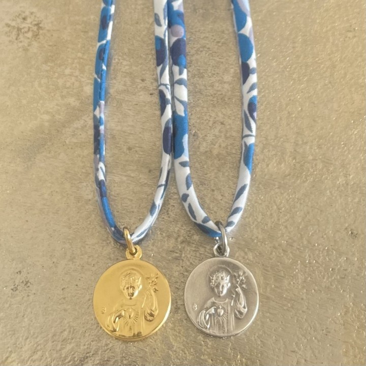 Pendentif Liberty et médaille miraculeuse.