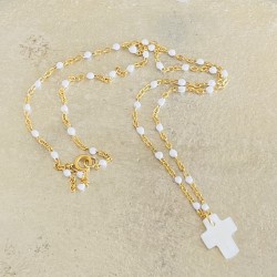 Collier Saint Benoit.  Collier: en perles de cristal rose de 40cm.  Médaille de Saint Benoit recto verso en acier doré inoxydabl