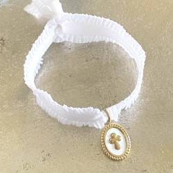 Bracelet religieux ruban froufrou blanc et jolie croix délicate nacre .