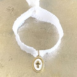 Bracelet religieux ruban froufrou blanc et jolie croix délicate nacre .