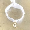 Bracelet religieux ruban froufrou blanc et jolie croix délicate nacre .