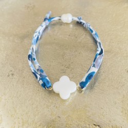 Bracelet  Blanche , croix ronde nacre blanche.