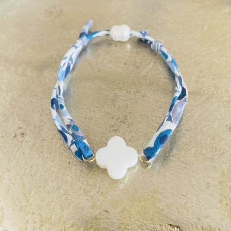 Bracelet  Blanche , croix ronde nacre blanche.