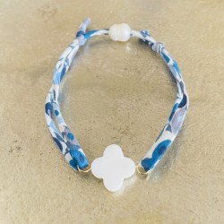 Bracelet  Blanche , croix ronde nacre blanche.