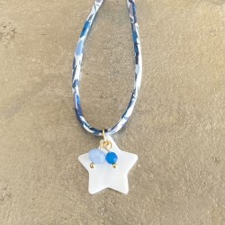 Collier Saint Benoit.  Collier: en perles de cristal rose de 40cm.  Médaille de Saint Benoit recto verso en acier doré inoxydabl
