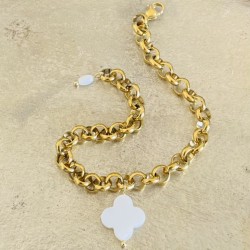 Bijoux religieux: le Bracelet "Alba" orné d'une croix en  pure nacre.