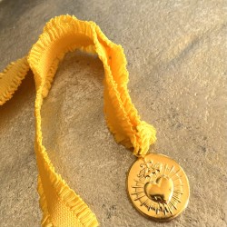 Un bijoux religieux : le bracelet médaille ex voto  acier doré inoxydable.