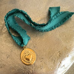 Un bijoux religieux : le bracelet médaille ex voto  acier doré inoxydable.