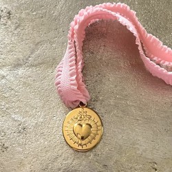 Un bijoux religieux : le bracelet médaille ex voto  acier doré inoxydable.