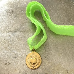 Un bijoux religieux : le bracelet médaille ex voto  acier doré inoxydable.