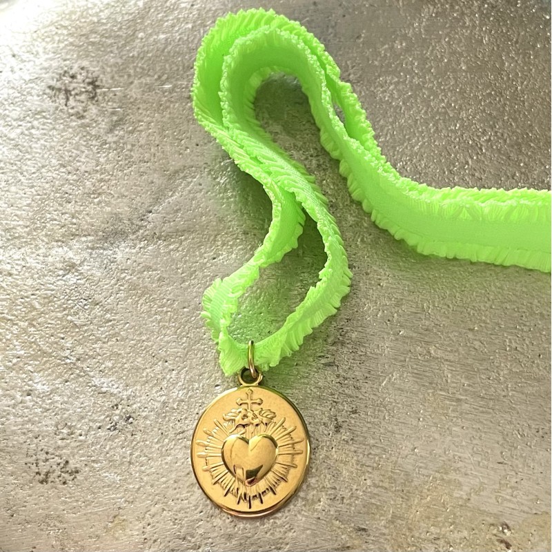 Un bijoux religieux : le bracelet médaille ex voto  acier doré inoxydable.