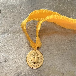 Un bijoux religieux : le bracelet médaille ex voto  acier doré inoxydable.