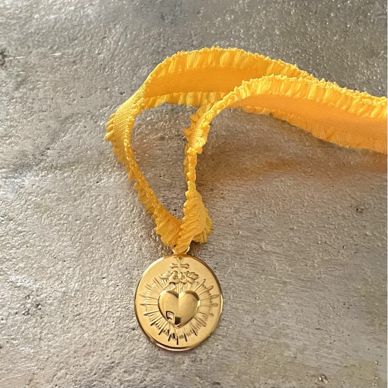 Un bijoux religieux : le bracelet médaille ex voto acier doré inoxydable. Un bijoux religieux : le bracelet médaille ex voto acier doré inoxydable.