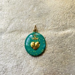 Médailles ex voto de couleurs.