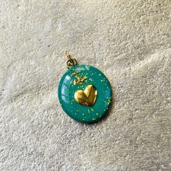 Médailles ex voto de couleurs.