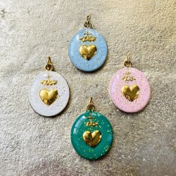 Médailles ex voto de couleurs.