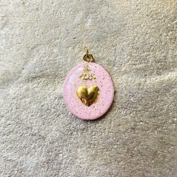 Médailles ex voto de couleurs.
