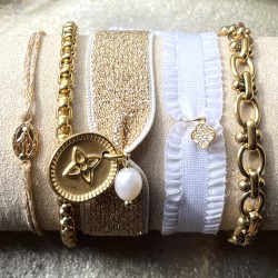 Bracelet médaille croix sur ruban élastique doré.
